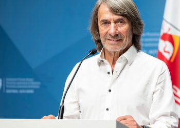 Gesundheitslandesrat Hubert Messner spricht über die Bedeutung von Bewegung, Ernährung und Verzicht auf Tabak zur Vorbeugung von Herz-Kreislauf-Erkrankungen.