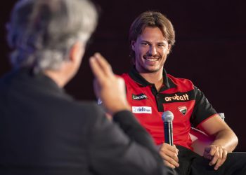Der Motorradrennfahrer Nicolò Bulega spricht auf einer Bühne beim Festival dello Sport in Trient.