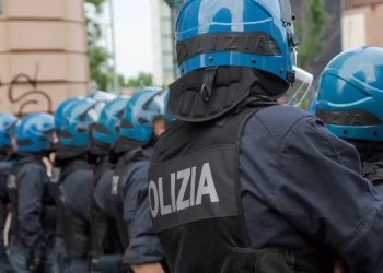 Italienische Polizisten in Schutzausrüstung bei einem Einsatz während einer Demonstration