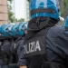 Italienische Polizisten in Schutzausrüstung bei einem Einsatz während einer Demonstration
