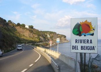 Küstenstraße Via Aurelia bei Albisola Richtung Celle Ligure mit Meer und Riviera-del-Beigua-Schild, Archiv 2008