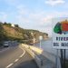 Küstenstraße Via Aurelia bei Albisola Richtung Celle Ligure mit Meer und Riviera-del-Beigua-Schild, Archiv 2008