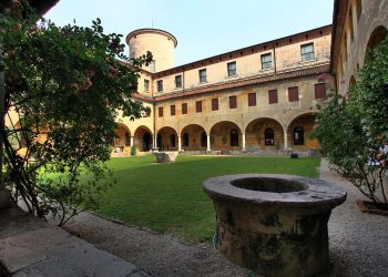 Kreuzgang mit Arkaden, Rasenhof und steinernem Brunnen am Eingang des Museo Civico in Bassano del Grappa