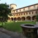 Kreuzgang mit Arkaden, Rasenhof und steinernem Brunnen am Eingang des Museo Civico in Bassano del Grappa