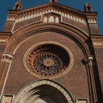 Neugotische Backsteinfassade einer Kirche mit Rosette und Spitzbogenportal im Viertel Brera in Mailand
