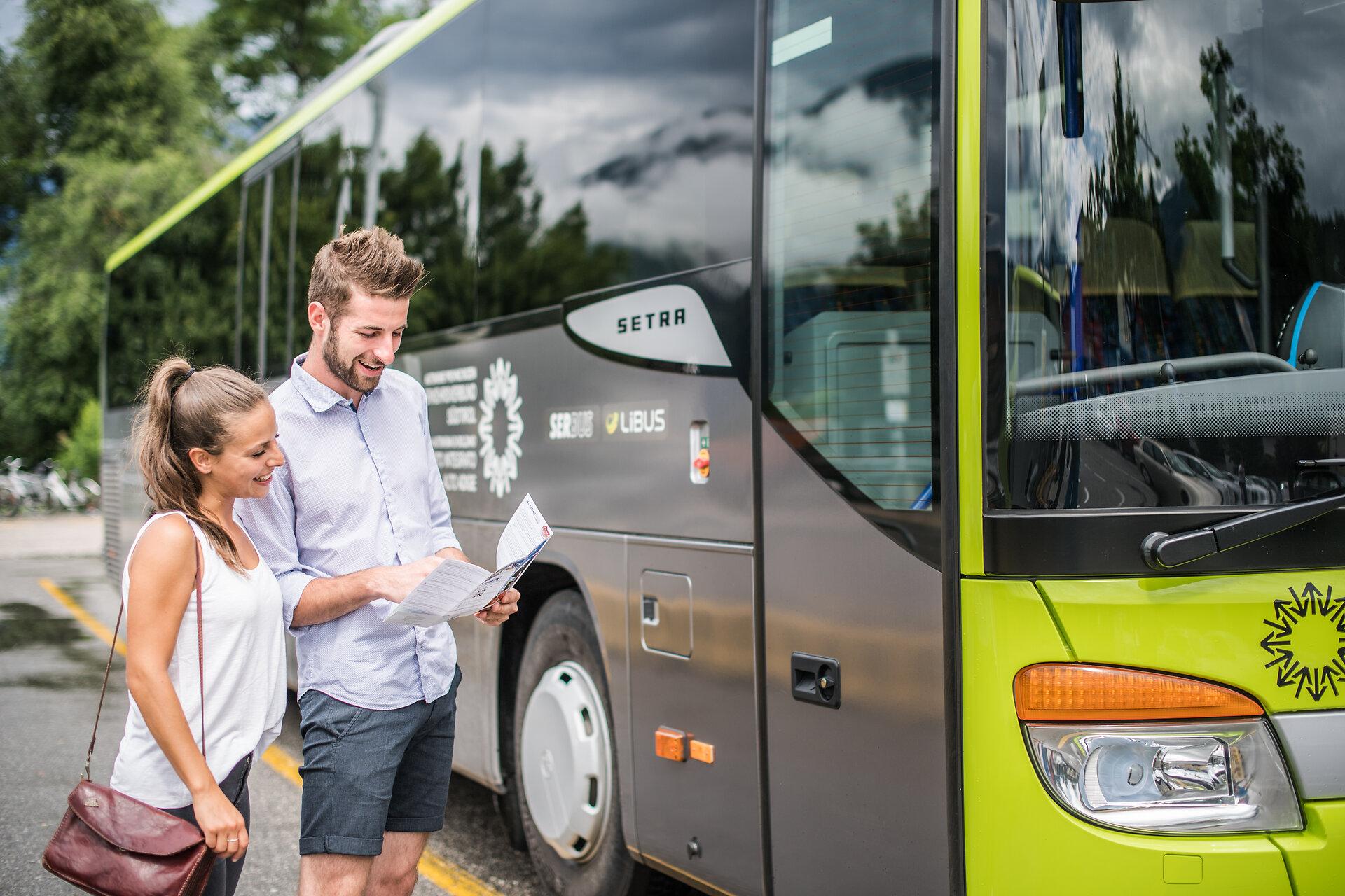 Ein Paar steigt in Bruneck in einen Linienbus, unterwegs mit dem Gästepass