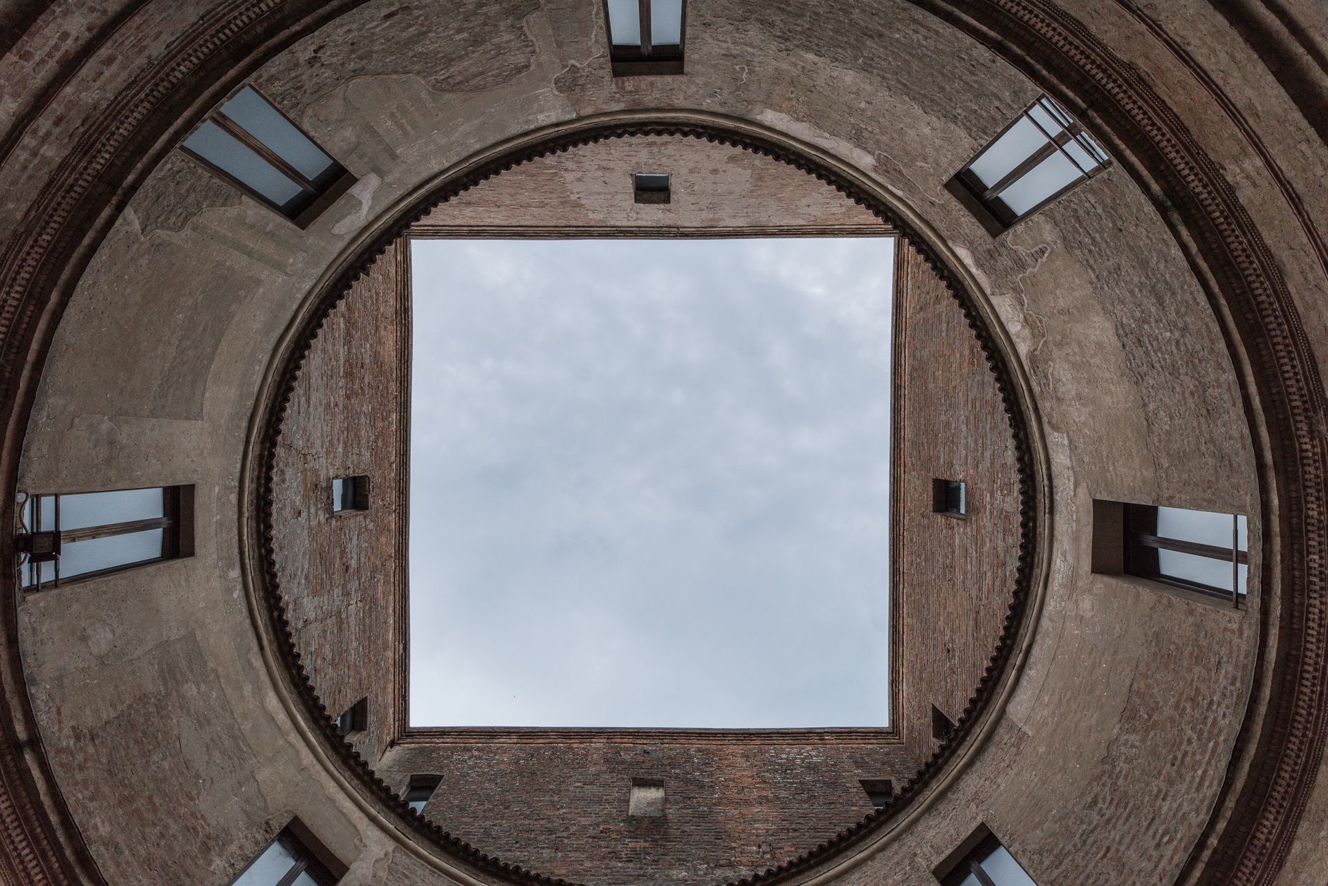 Blick aus dem runden Innenhof der Casa del Mantegna in Mantua nach oben in den Himmel