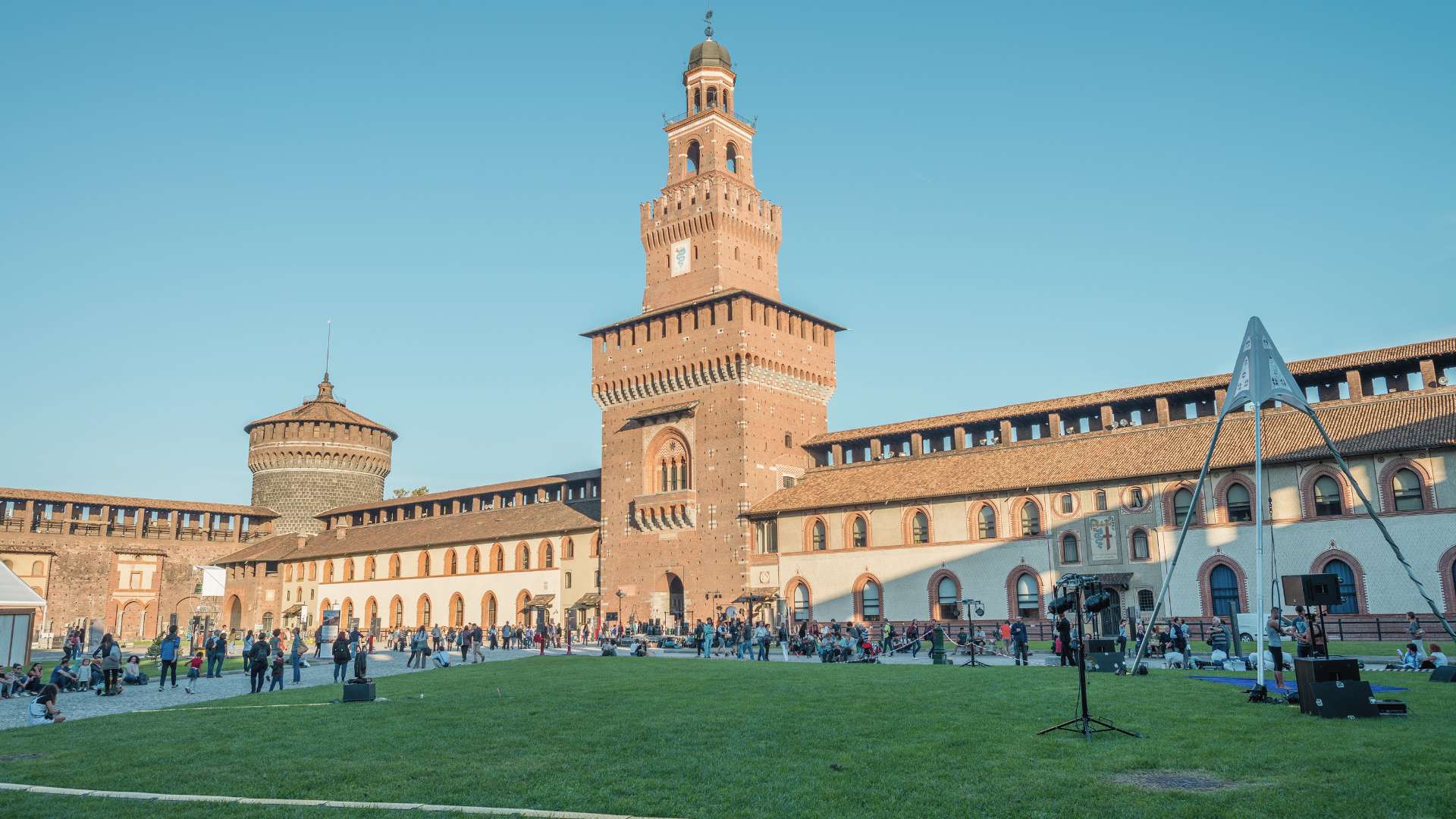 Rasenfläche im Cortile delle Armi des Castello Sforzesco mit Blick zurück auf den Torre del Filarete