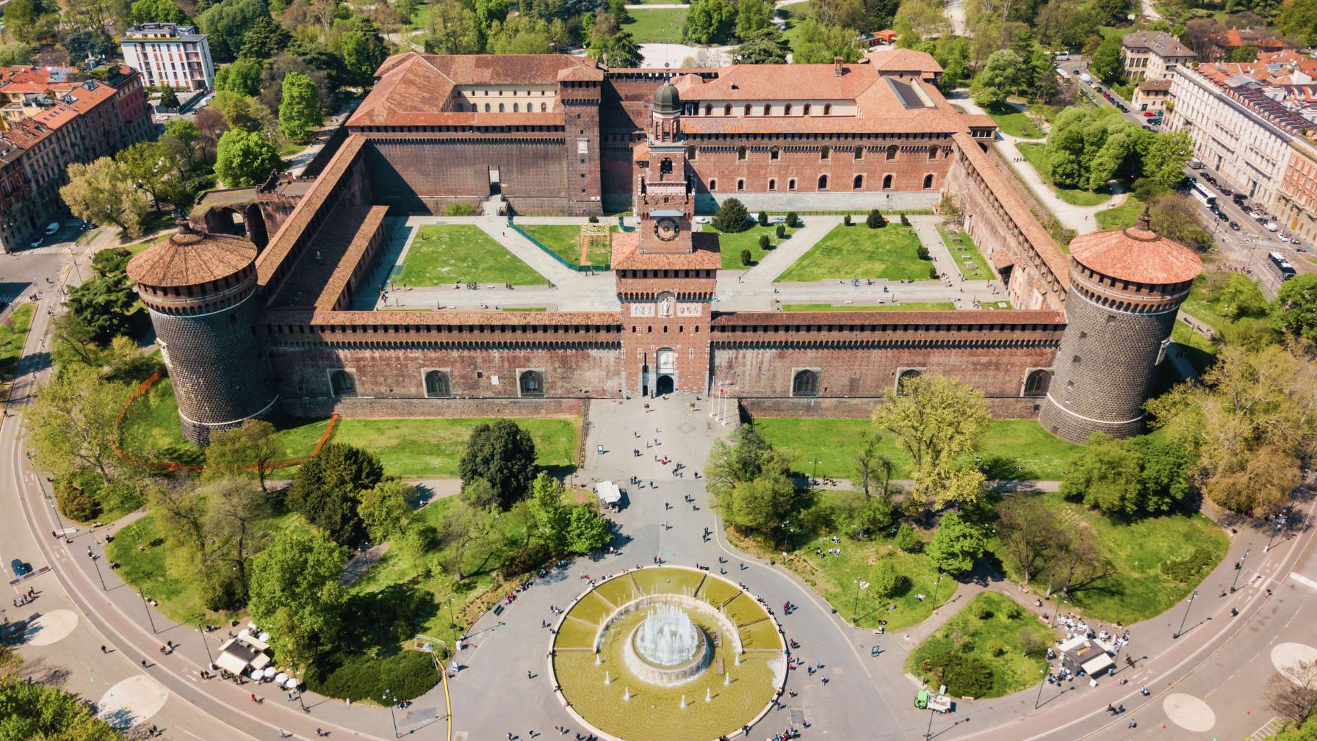 Das Castello Sforzesco von oben mit runden Ecktürmen, Innenhöfen und Grünflächen rund um die Burg
