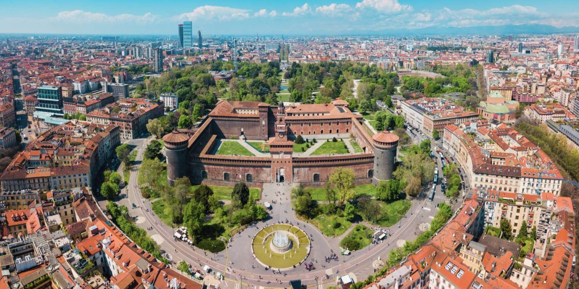 Luftaufnahme des Castello Sforzesco in Mailand mit seinen Backsteinmauern, Höfen und den Dächern der Stadt dahinter