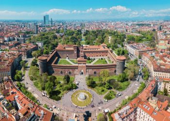Luftaufnahme des Castello Sforzesco in Mailand mit seinen Backsteinmauern, Höfen und den Dächern der Stadt dahinter