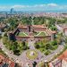 Luftaufnahme des Castello Sforzesco in Mailand mit seinen Backsteinmauern, Höfen und den Dächern der Stadt dahinter