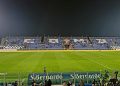 Spielfeld und Distinti-Tribüne im Stadio Sinigaglia in Como bei abendlicher Beleuchtung, Archiv 2025