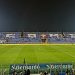 Spielfeld und Distinti-Tribüne im Stadio Sinigaglia in Como bei abendlicher Beleuchtung, Archiv 2025