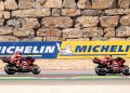 Francesco Bagnaia und Marc Márquez auf roten Ducati-Rennmotorrädern auf der Strecke in Aragón im Jahr 2025
