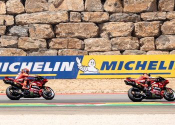 Francesco Bagnaia und Marc Márquez auf roten Ducati-Rennmotorrädern auf der Strecke in Aragón im Jahr 2025