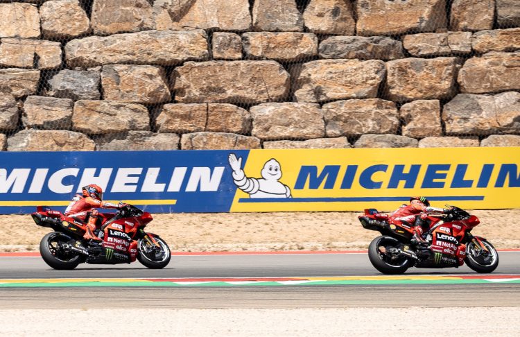 Francesco Bagnaia und Marc Márquez auf roten Ducati-Rennmotorrädern auf der Strecke in Aragón im Jahr 2025