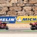 Francesco Bagnaia und Marc Márquez auf roten Ducati-Rennmotorrädern auf der Strecke in Aragón im Jahr 2025