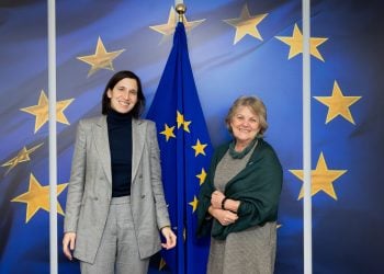 Elly Schlein links neben Elisa Ferreira vor EU-Fahnen bei einem Treffen in Brüssel im Februar 2023
