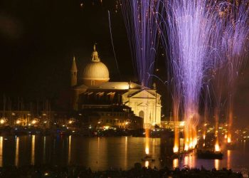 Feuerwerk über dem Giudecca-Kanal vor der beleuchteten Kirche Il Redentore bei Nacht