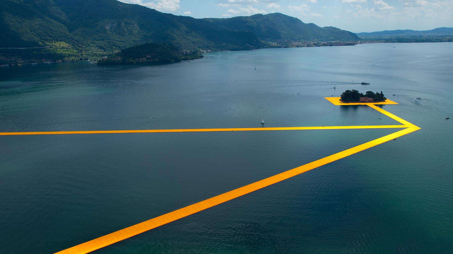 Gelbe Linien der Floating Piers auf dem Iseosee bis zur Isola di San Paolo
