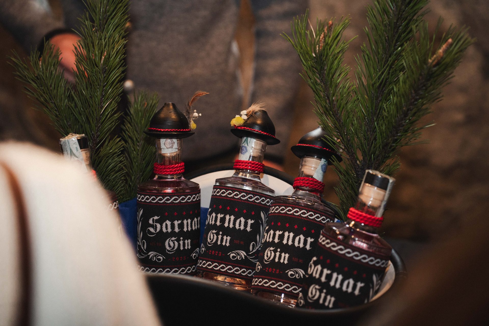 Das Gin Festival nutzt den Innenhof und die Räume von Schloss Schenna.