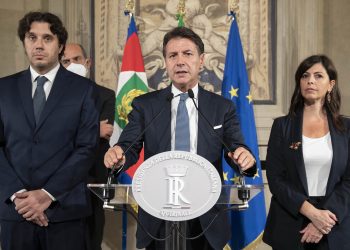 Giuseppe Conte prend la parole à la tribune du palais du Quirinal, aux côtés de représentants du Mouvement 5 étoiles