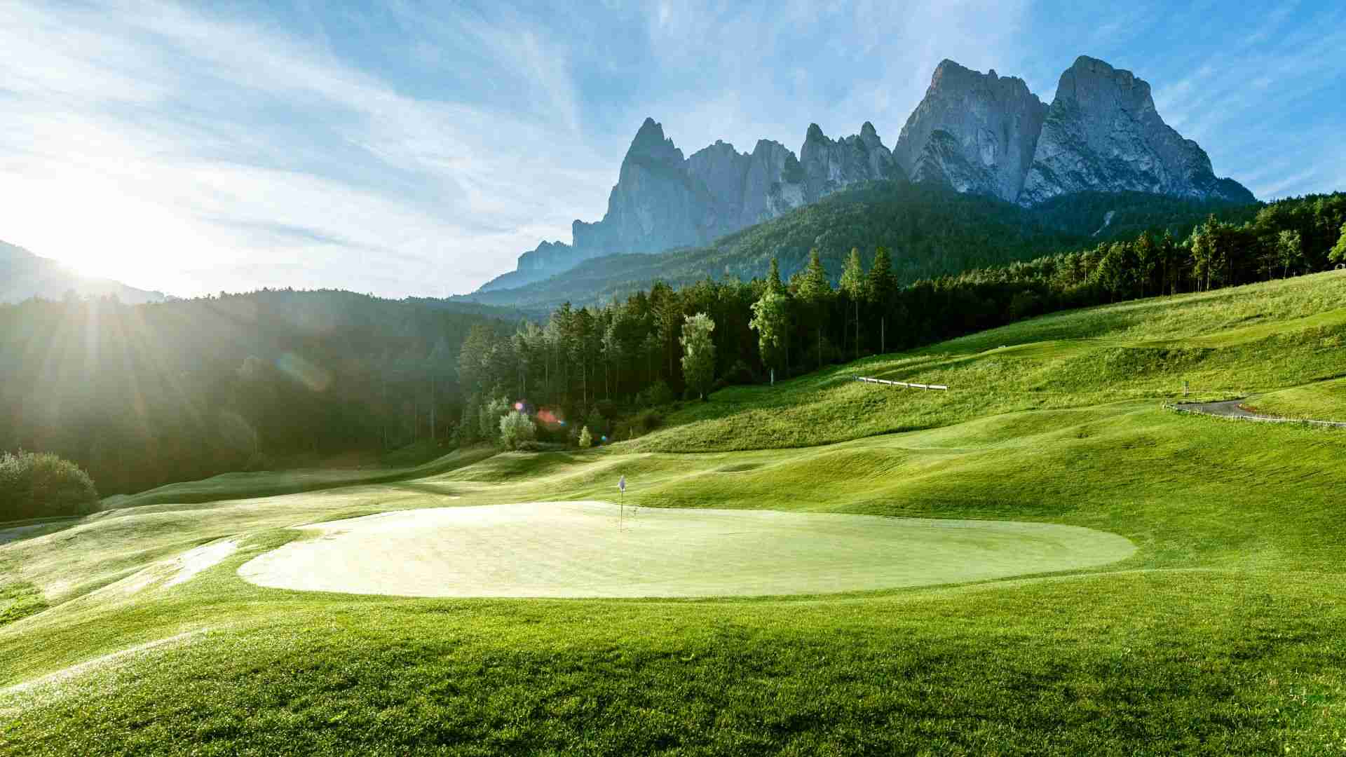 Golfplatz St. Vigil Seis unter dem Schlern Grün und Fairway des Golfplatzes St. Vigil Seis, dahinter das Felsmassiv des Schlern
