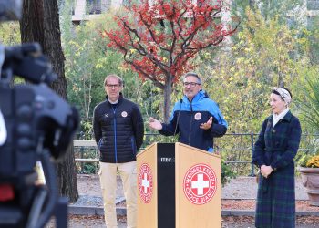Der Direktor der Agentur für Bevölkerungsschutz Klaus Unterweger, Landeshauptmann Arno Kompatscher und Bürgermeisterin Katharina Zeller eröffnen den Hochwassertag in Meran.
