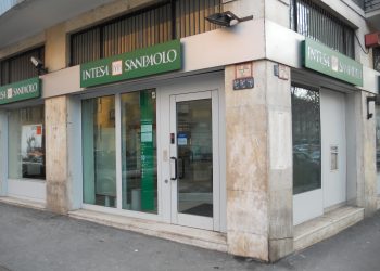 Eingang einer Intesa-Sanpaolo-Filiale am Piazzale Istria in Mailand mit grünen Bankschildern