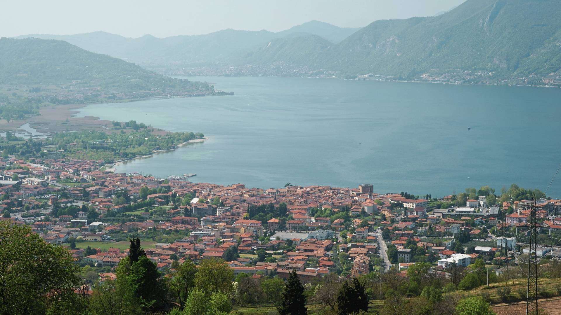Iseo am Südende des Sees von oben Die Kleinstadt Iseo am flachen Südende des Iseosees, von oben gesehen
