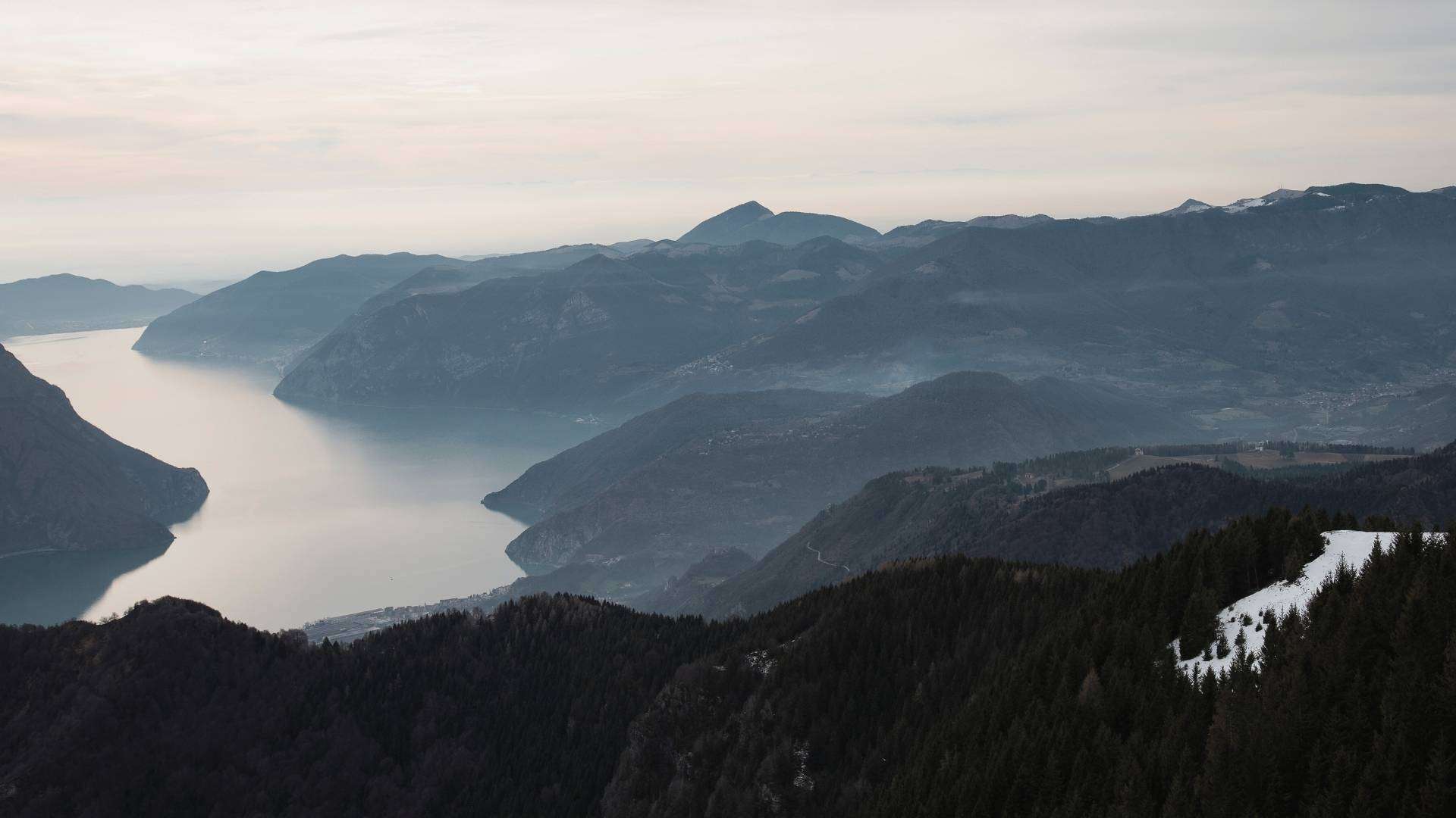 Iseosee im Dunst zwischen den Bergen Blick von oben über den langgestreckten Iseosee im Dunst, zu beiden Seiten Berge