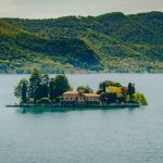 Die Isola di Loreto mit Villa und Bäumen im Iseosee