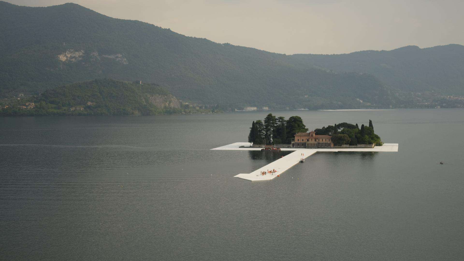 Die Isola di San Paolo mit Villa und Steg im Iseosee