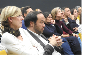 Manuela Defant, Ressortdirektorin Innovation und Forschung, und Landesrat Philipp Achammer sitzen auf Stühlen und schauen nach vorne.