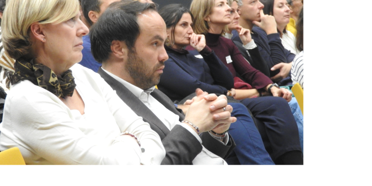 Manuela Defant, Ressortdirektorin Innovation und Forschung, und Landesrat Philipp Achammer sitzen auf Stühlen und schauen nach vorne.