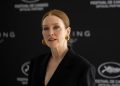 Julianne Moore mit zurückgebundenen Haaren und schwarzem Blazer bei einem Photo-Call in Cannes