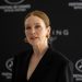 Julianne Moore mit zurückgebundenen Haaren und schwarzem Blazer bei einem Photo-Call in Cannes