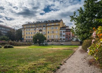 Eine historische Umfassungsmauer mit einer neuen Öffnung, die zum Kulturzentrum Trevi führt, im Rahmen der Sanierungsarbeiten