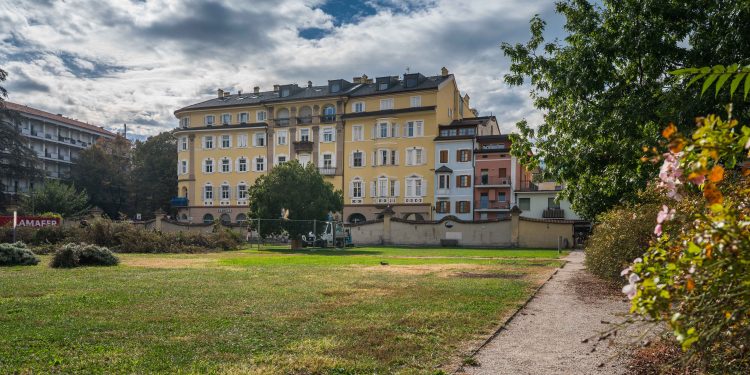 Eine historische Umfassungsmauer mit einer neuen Öffnung, die zum Kulturzentrum Trevi führt, im Rahmen der Sanierungsarbeiten