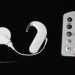 Konventionelles Cochlea-System mit Implantat, äußerem Sprachprozessor und Fernbedienung auf schwarzem Grund