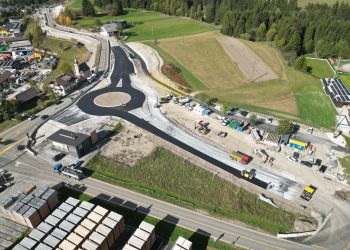 Blick auf den neuen Kreisverkehr in Rasen-Antholz, wo letzte Bauarbeiten vor der offiziellen Verkehrsfreigabe stattfinden.