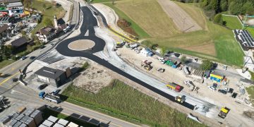 Blick auf den neuen Kreisverkehr in Rasen-Antholz, wo letzte Bauarbeiten vor der offiziellen Verkehrsfreigabe stattfinden.