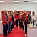 Das Team der Fachschule für Hauswirtschaft und Ernährung Haslach steht lächelnd in der neu eröffneten Lehrküche.