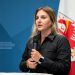 Ulrike Oberhammer, Präsidentin des Landesbeirats für Chancengleichheit, spricht bei der Preisverleihung in Bozen.