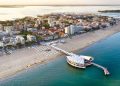 Luftbild von Lignano Sabbiadoro mit Strand, Seebrücke und der runden Terrazza a Mare
