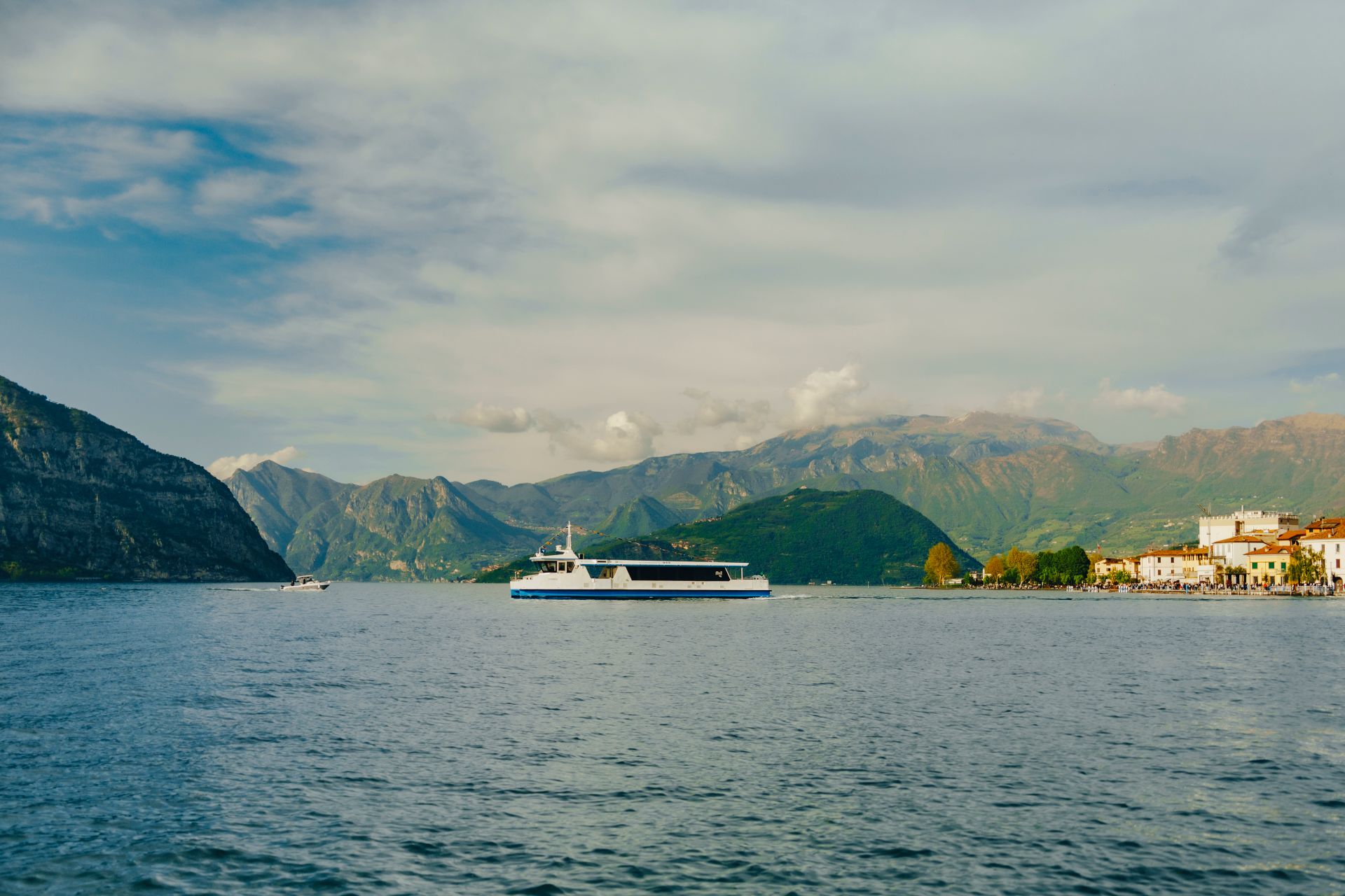 Linienschiff auf dem Iseosee Weißes Linienschiff auf dem Iseosee vor bewaldeten Bergen