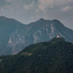 Das Santuario della Madonna della Ceriola mit Glockenturm auf dem Gipfel von Monte Isola
