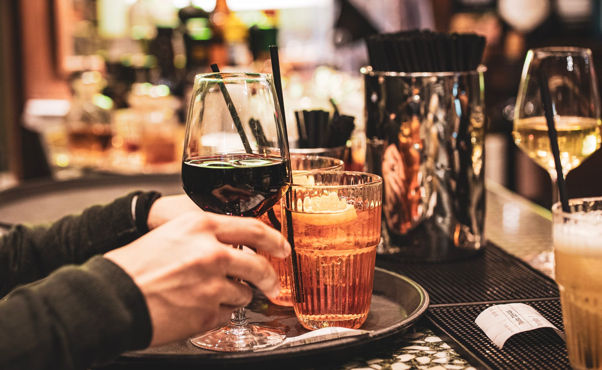 Gläser mit Spritz, Rotwein und Weißwein auf einem Tresen in einer Bar in Mailand beim Aperitivo