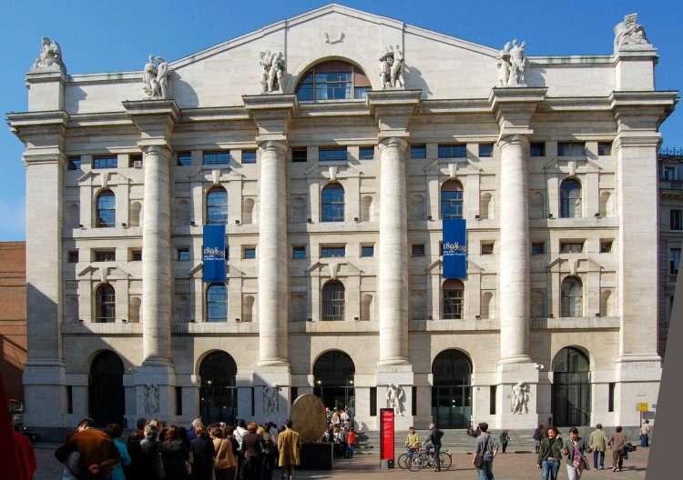 Die Fassade des Palazzo Mezzanotte an der Piazza Affari in Mailand mit hohen Säulen und Passanten